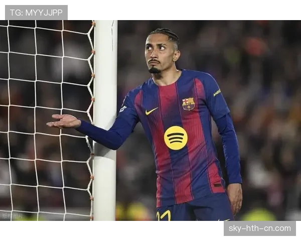 拉菲尼亚训练完直接冲去接娃，这爹当得比冲刺还猛